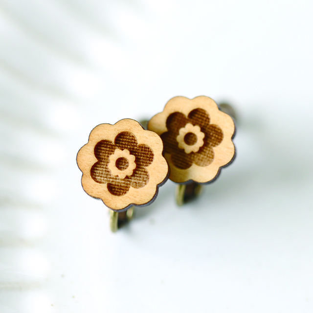 木のレトロ花柄イヤリング ディスプレイスタンド付 木工雑貨 Foresteana