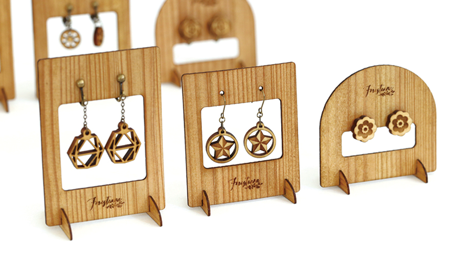 木のピアス・イヤリングは飾れる木製ディスプレイスタンド付き！ | 木工雑貨 Foresteana