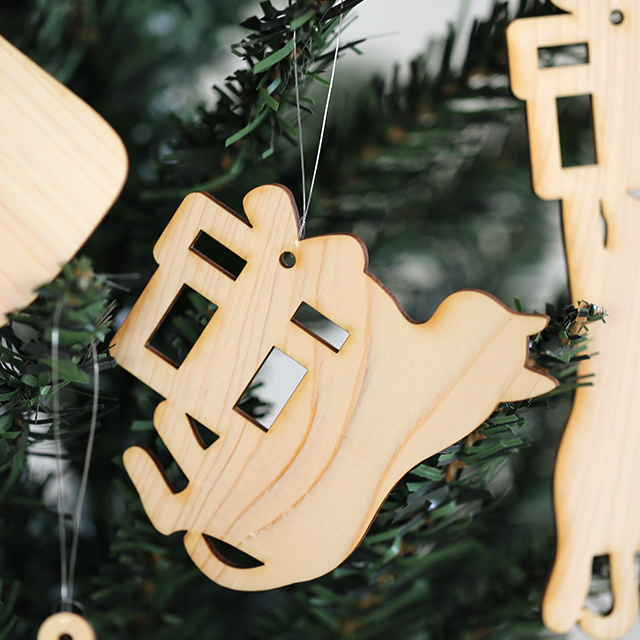 木製クリスマスオーナメント ネコとプレゼント